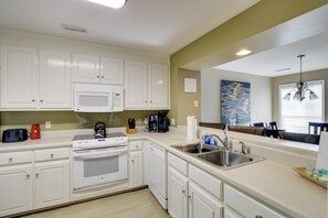 Kylskåp, mikrovågsugn, spishäll och diskmaskin