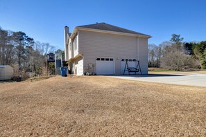 Exterior - 4 Mi to Downtown: WFH-Friendly Loganville Studio (Loganville)