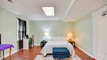 1 bedroom, desk, iron/ironing board, internet