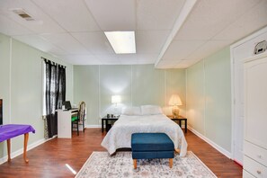 1 habitación, escritorio, tabla de planchar con plancha y internet 