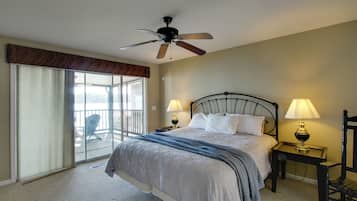 Una scrivania, ferro/asse da stiro, accesso a Internet, lenzuola