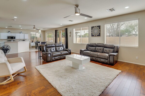 TV, books - Pool & Great Location! Smart Home in Chandler (Chandler)
