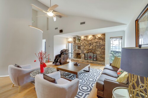 6 Mi to Dtwn Garland: Group Getaway w/ Pool Access