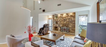 6 Mi to Dtwn Garland: Group Getaway w/ Pool Access