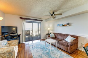 TV, books - Pool, Sunset Views & Prime Setting! Ocean City Gem (Ocean City)