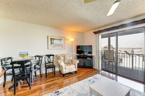 TV, books - Pool, Sunset Views & Prime Setting! Ocean City Gem (Ocean City)