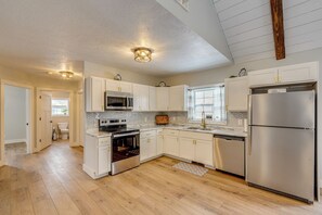 Frigorífico, microondas, placa de cocina y lavavajillas