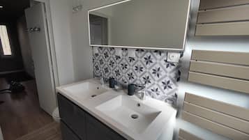 Douche, sĂšche-cheveux, savon, papier toilette