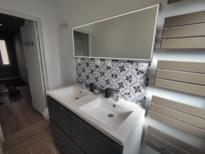 Dusche, Haartrockner, Seife, Toilettenpapier