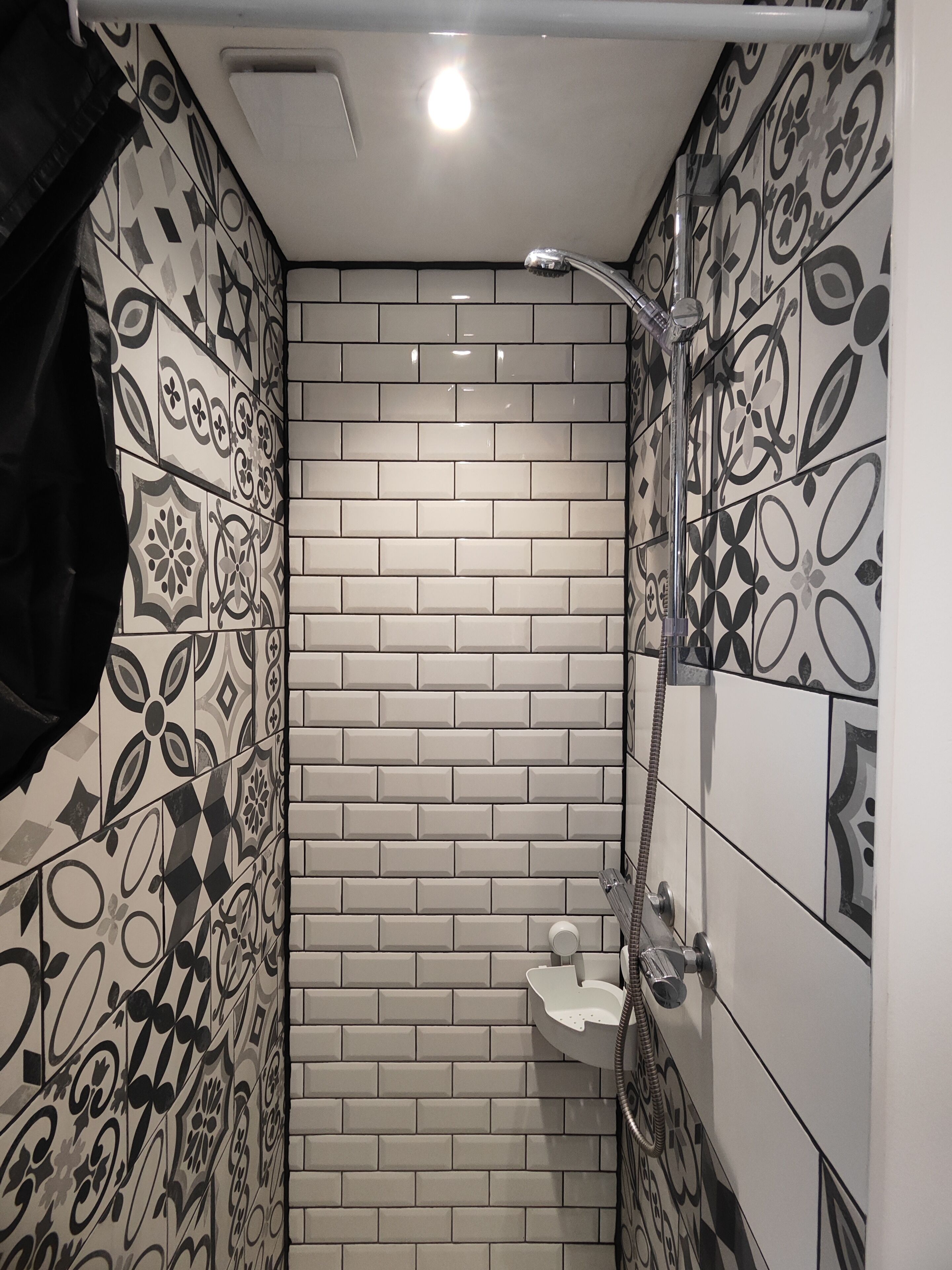 Regadera, secadora de cabello, jabón, papel de baño 