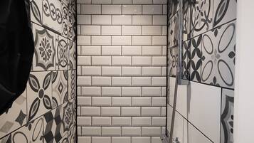 Regadera, secadora de cabello, jabón, papel de baño