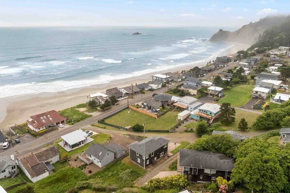 Un quartier résidentiel situé sur la côte, avec des maisons, une plage et une vue sur l’océan.
