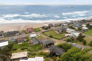 A coastal residential area with houses, a beach, and the ocean. - Trail’s End: Ocean Views, Hot Tub, Game Room & Beach Access, Pet Friendly, 2 Miles to Casino (Lincoln City)