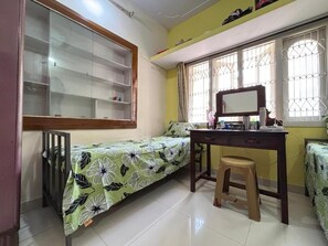 Zimmersafe, Schreibtisch, laptopgeeigneter Arbeitsplatz