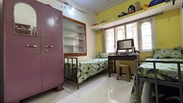 Caja fuerte, escritorio, espacio para trabajar con un portátil