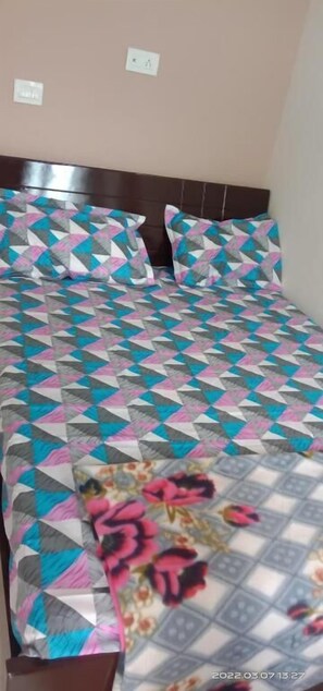 Zimmersafe, Schreibtisch, laptopgeeigneter Arbeitsplatz