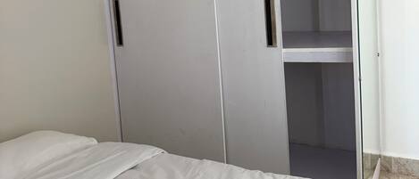 Escritorio, espacio para trabajar con laptop y cortinas blackout