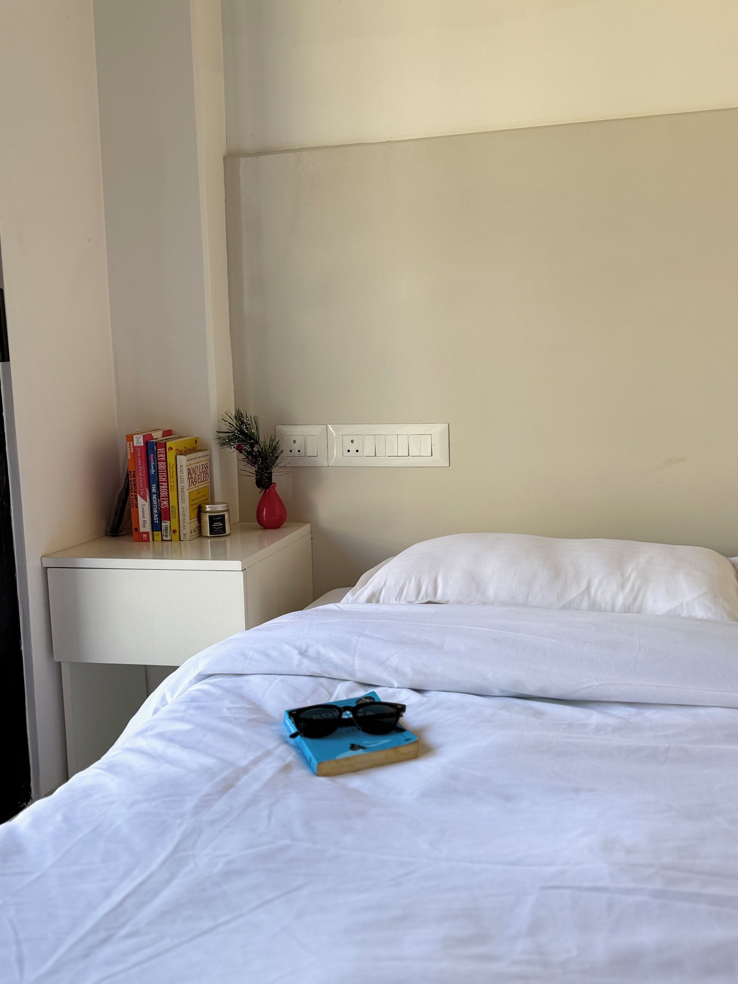 Escriptori, espai de treball apte per a portàtils i cortines opaques 
