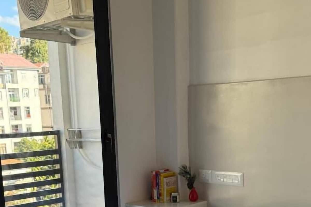 Bureau, espace de travail pour ordinateur portable, rideaux occultants