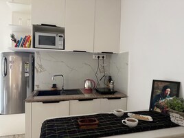 Refrigerador, microondas, placa de cocina, utensilios de cocina