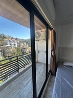 Escritorio, espacio para trabajar con laptop y cortinas blackout 