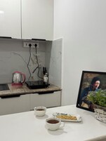 Frigorífico, microondas, placa de cocina y utensilios de cocina