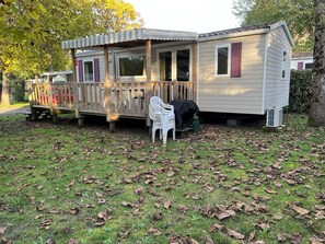Terrace/patio - Mobilum 100 m from the lake, pets welcome. (Gastes)