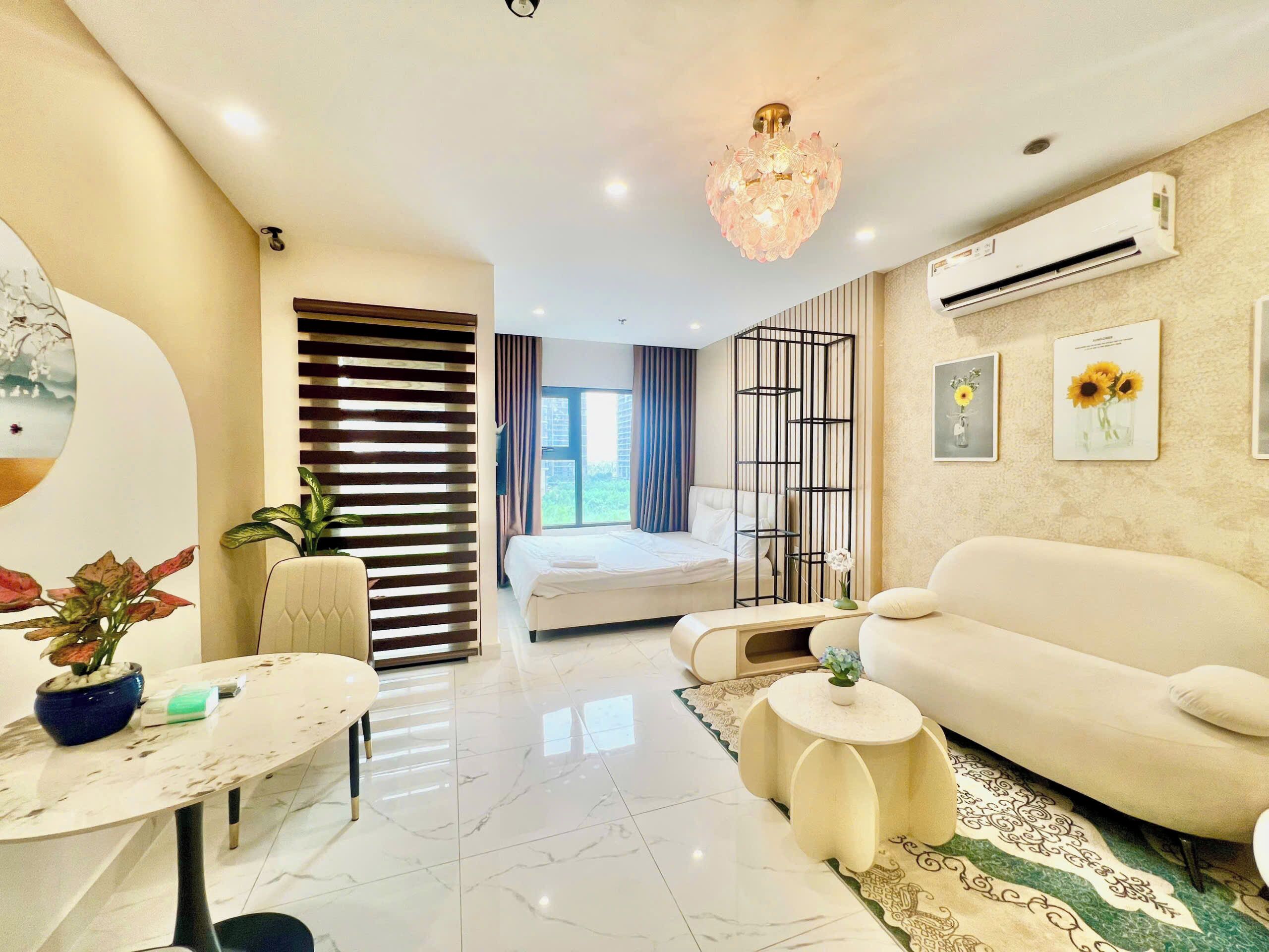 Estudio de lujo, cocina, vista a la ciudad | Decoración personalizada, muebles diferentes y cortinas blackout 