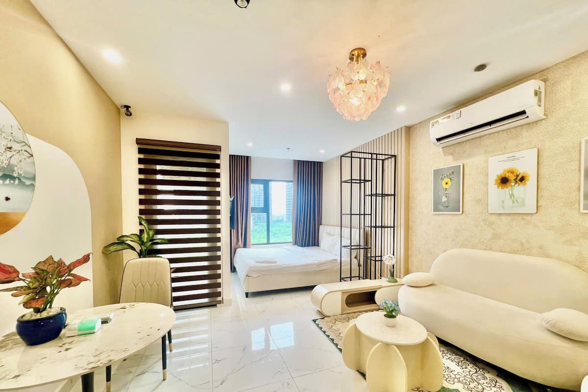 Estudio de lujo, cocina, vista a la ciudad | Decoración personalizada, muebles diferentes y cortinas blackout