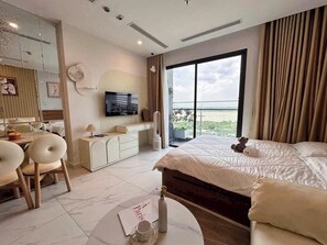 Studio Tiêu chuẩn, bếp, quang cảnh hồ bơi | Khu phòng khách