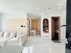 Apartemen, 1 kamar tidur, pemandangan kota | Tirai kedap cahaya, kedap suara, setrika/meja setrika, dan Wi-Fi gratis