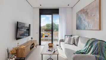 Familienapartment, 2 Schlafzimmer, Balkon, Stadtblick | Verdunkelungsvorhänge, schallisolierte Zimmer, Bügeleisen/Bügelbrett