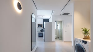 Una cucina moderna con microonde, forno e lavello.