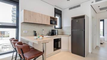 Een koelkast/vriezer, een magnetron, een oven, een kookplaat