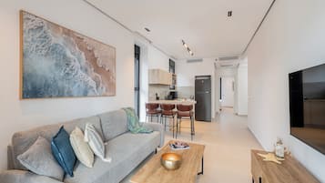 Familie appartement, 2 slaapkamers, balkon, uitzicht op de stad | Woonruimte | Flatscreentelevisie