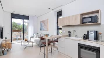 Geladeira grande, micro-ondas, fogão, cooktop