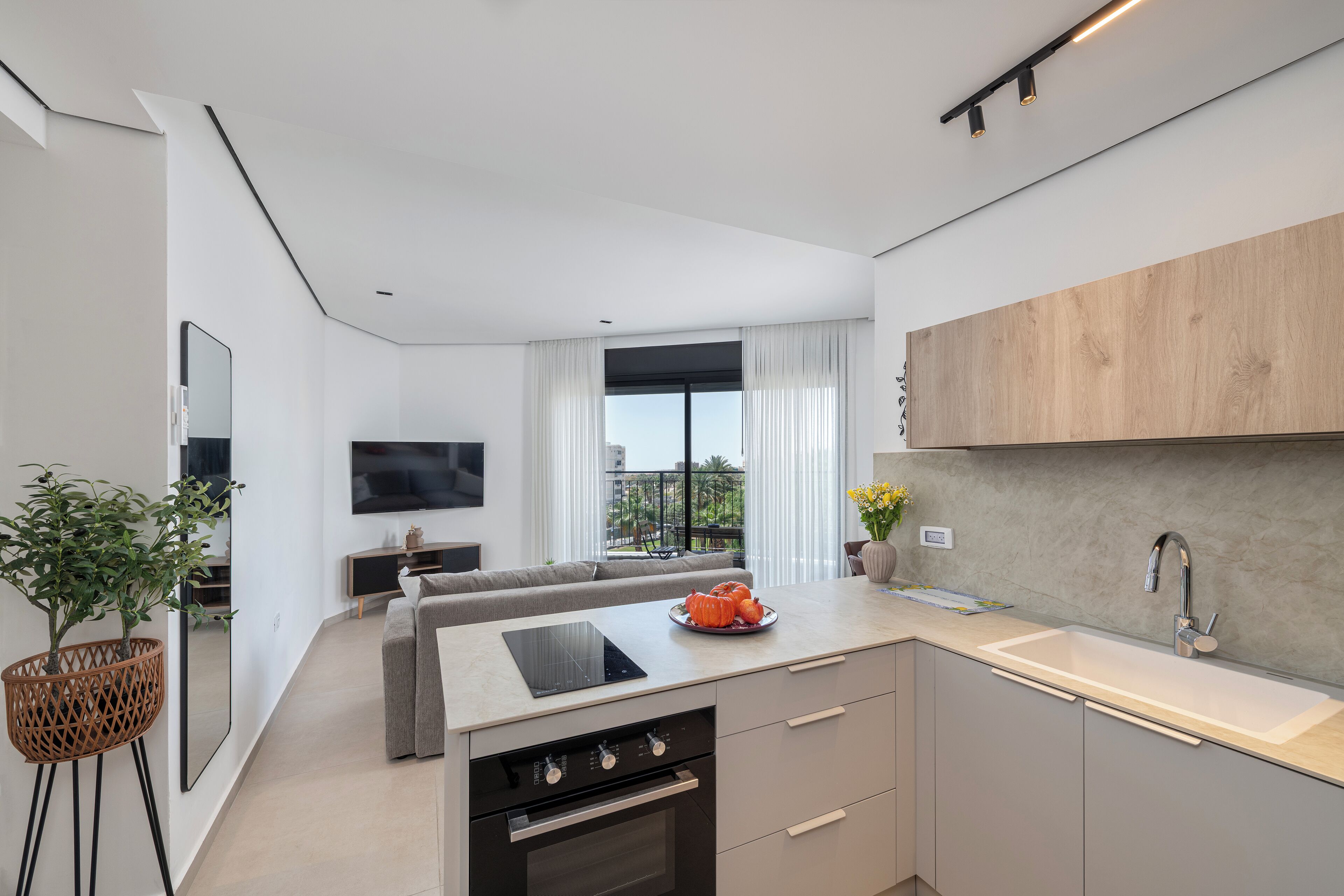 Full-size fridge, microwave, oven, stovetop