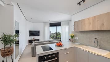 Full-size fridge, microwave, oven, stovetop