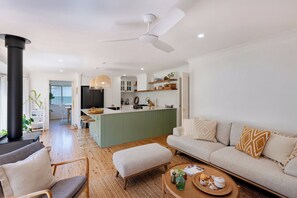 Smart TV, fireplace, books, stereo - Luxurious & spacious retreat near Swan Lake (Sussex Inlet)