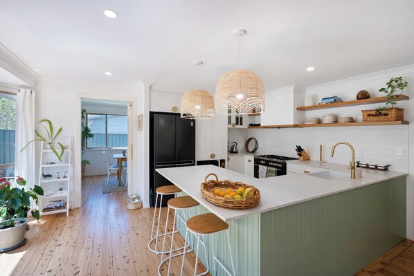 Fridge, microwave, oven, stovetop - Luxurious & spacious retreat near Swan Lake (Sussex Inlet)