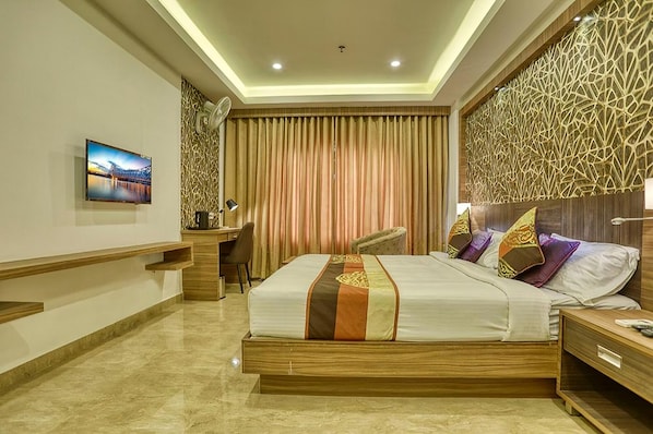 Phòng Suite Cao cấp, quang cảnh thành phố | Két bảo mật tại phòng, bàn, khu vực làm việc phù hợp cho laptop