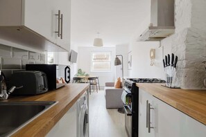 Fridge, microwave, oven, stovetop - Snug 1BDR City Retreat in West London (Greater London)