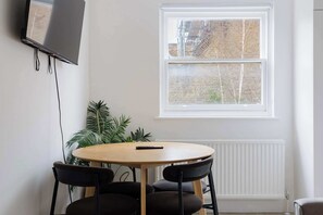 Dining - Snug 1BDR City Retreat in West London (Greater London)