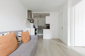 TV - Snug 1BDR City Retreat in West London (Greater London)