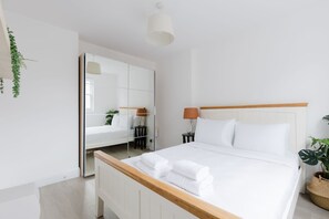 Iron/ironing board, Internet, bed sheets - Snug 1BDR City Retreat in West London (Greater London)