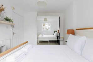 Iron/ironing board, Internet, bed sheets - Snug 1BDR City Retreat in West London (Greater London)