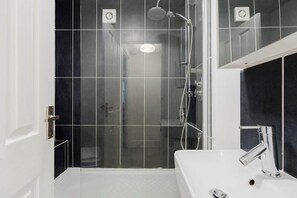 Shower, hair dryer, shampoo - Snug 1BDR City Retreat in West London (Greater London)
