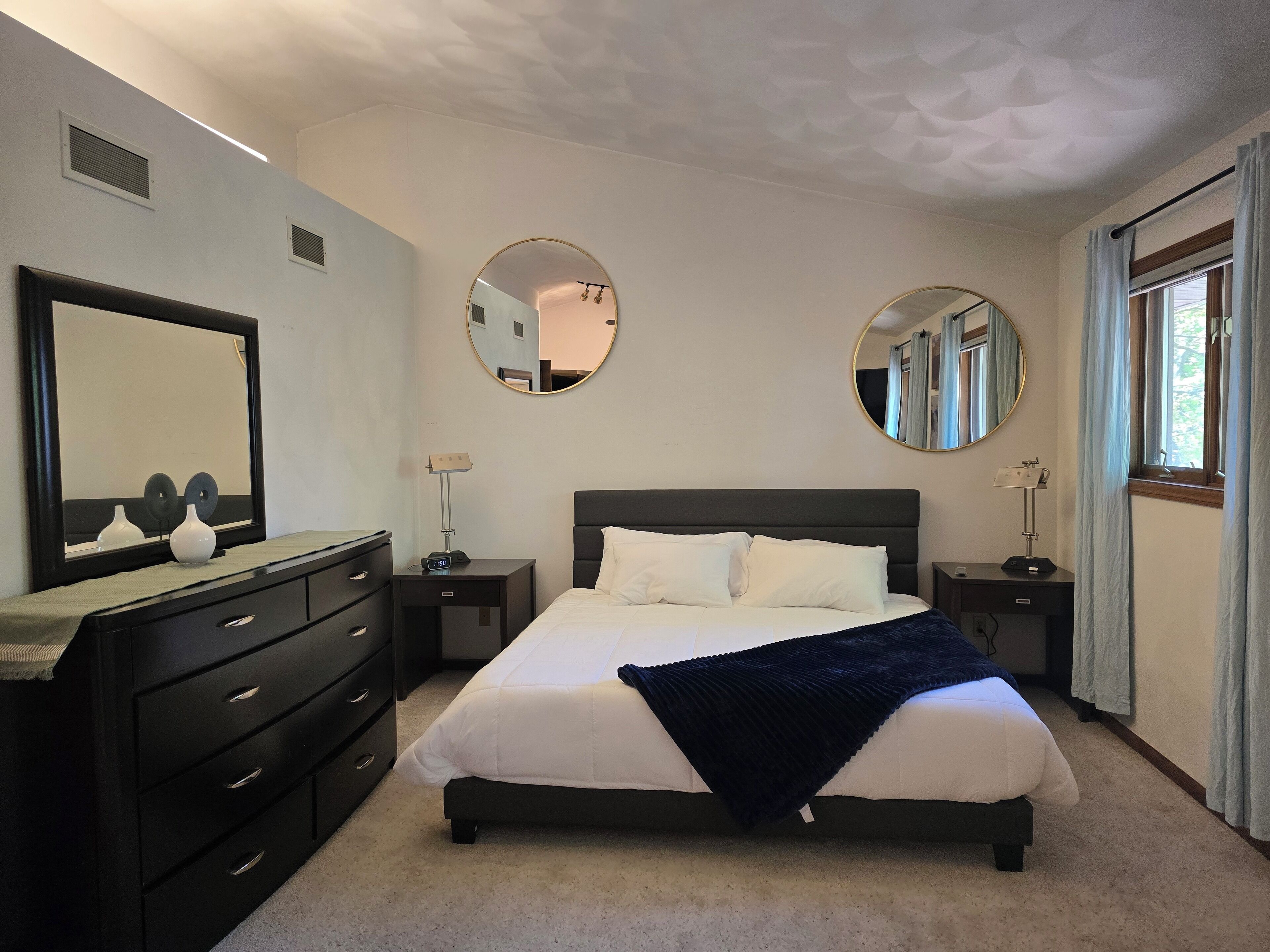 3 bedrooms, desk, iron/ironing board, free WiFi