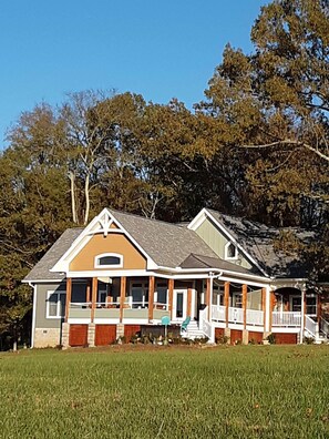 Exterior - Architect's home on 16 acres with gorgeous views of valley below (Sparta)