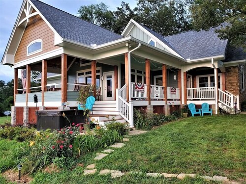 Architect's home on 16 acres with gorgeous views of valley below